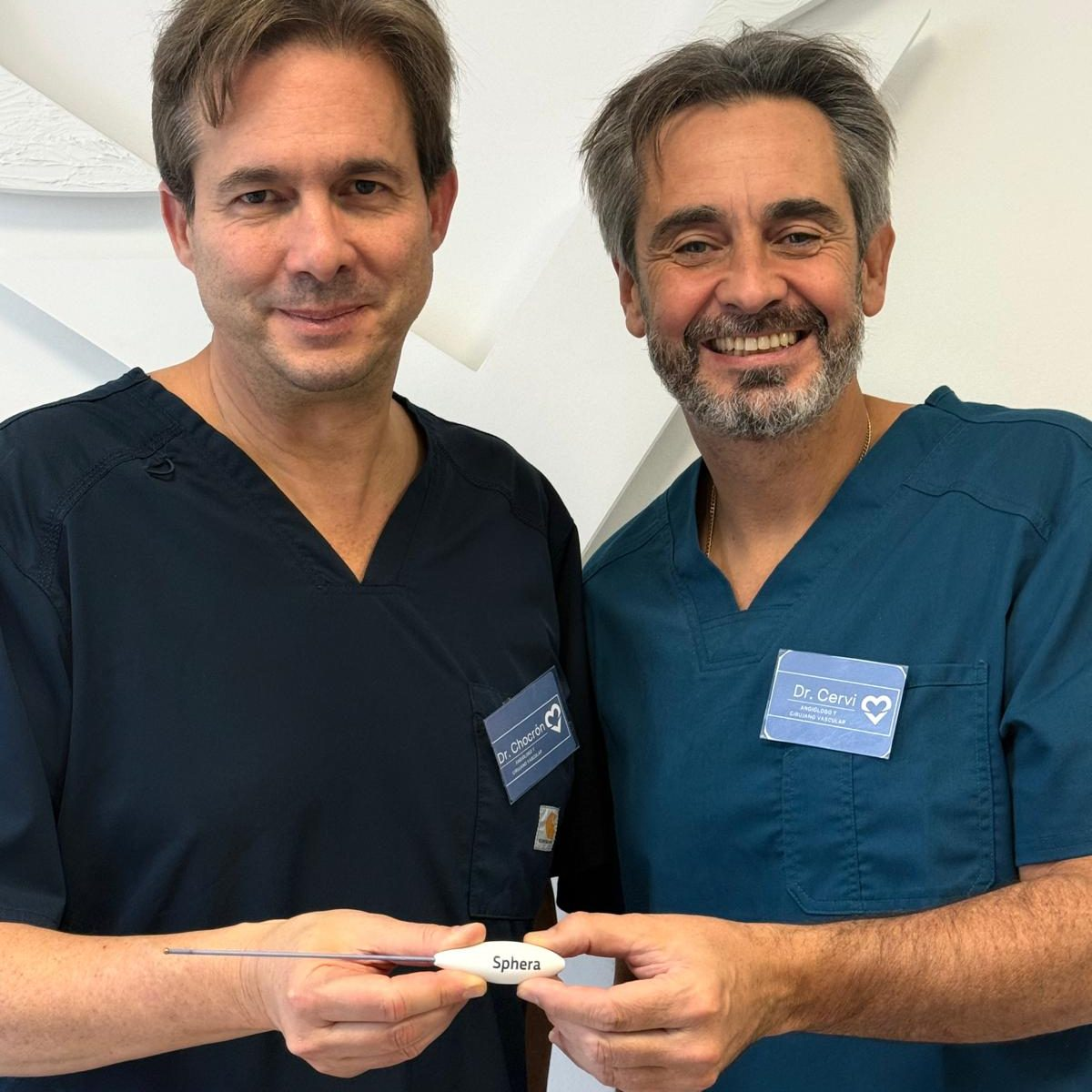 Dr. Chocrón y el Prof. Cervi con el dispositivo Sphera en la Clínica Madrid Vascular